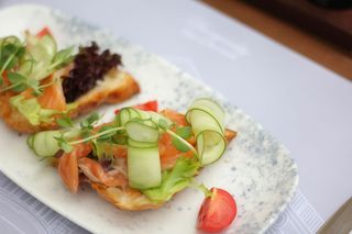 Круасан з слабосоленим лососем та огірком (165г)