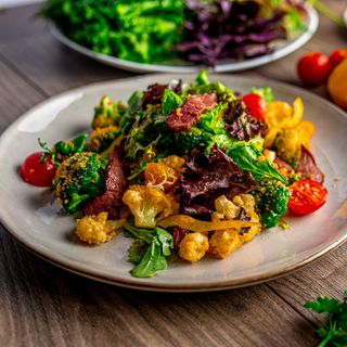 Салат с брокколи и жамбоном