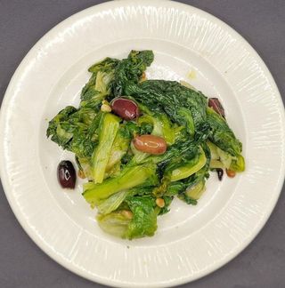 Scarola saltata con olive taggiasche e pinoli