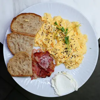 Scramble z boczkiem