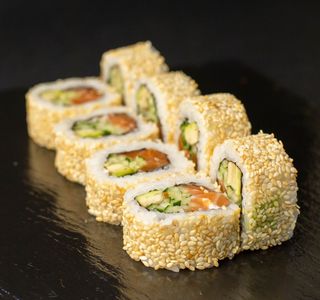 Каліфорнія з копченим лососем в кунжуті (8шт/210г)