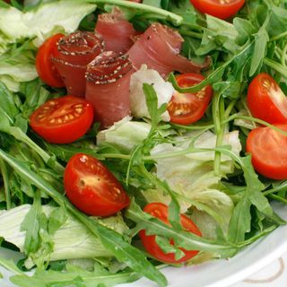 Микс зелени салати, прошуто крудо, чери домати, пармезан
