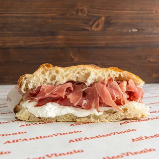 Schiacciata con salume e formaggio