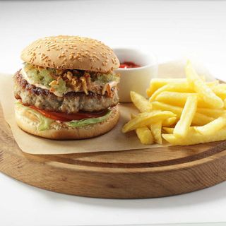 Бургер с куриной котлетой и картофелем фри