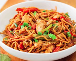 Chicken Singapore Noodles - Medium Pack (650ML) + 1 Drink
