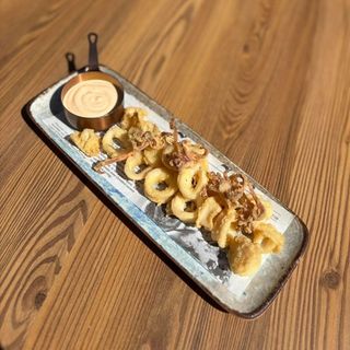 Хрупкави калмари с пикантен сос в азиатски стил