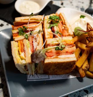 Club sandwich și cartofi de casă prăjiți