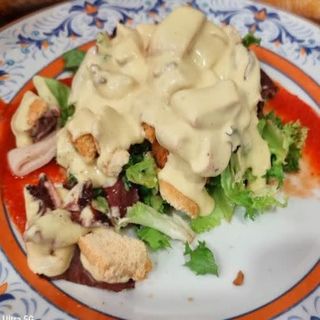 Ensalada De Pollo Con Salsa De Queso