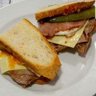 Boc. Ternera con queso y pimientos