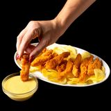 Delicias de pollo crujiente con salsa de mostaza y miel (ración)