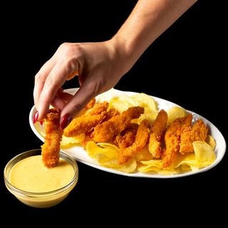 Delicias de pollo crujiente con salsa de mostaza y miel (ración)