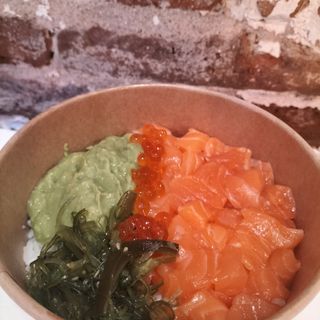 Salmón Aguacate Ikura Chirashi