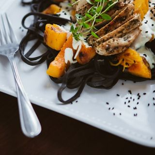 Czarny Makaron z kurczakiem w sosie pomidorowo - ziołowym