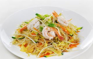 33.Spaghetti di riso con verdure e gamberi