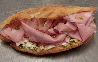 Pizza fritta con crema di pistacchio, mortadella, fior di latte di Agerola