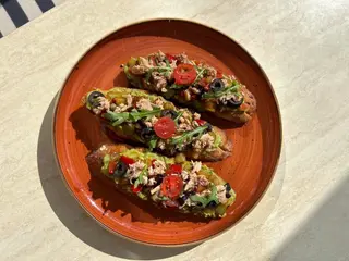 Brusketi sa tunom