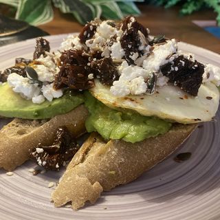 Sandwich rustic cu avocado si feta