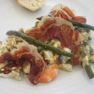 Revuelto De Ajetes Con Langostinos Y Jamón Ibérico