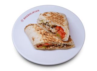 ШАУРМА СЕЗАМ З КУРКОЮ В БУЛЦІ  420г