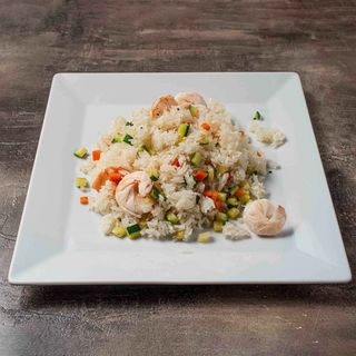 Riso giapponese saltato con gamberetti e verdure