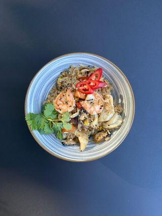 Orez thailandez prăjit cu fructe de mare