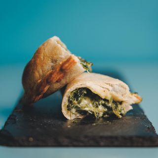 Empanada Espinafre e Molho Branco