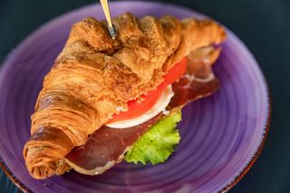 Kroasan slani sa pršutom