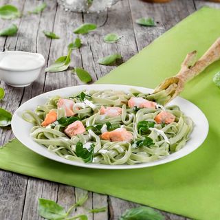 Фетучини с семгой и шпинатом
