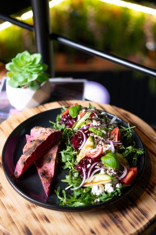 Sałatka z wędzonym twarogiem