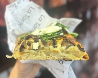 Foccacia De Champiñones, Rúcula Y Queso Feta