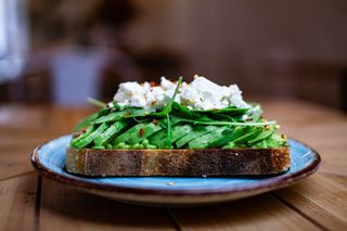  Tostada con hummus de la casa, aguacate y queso feta