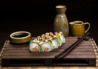 Ռոլլ Տապակած Սաղմոն վարունգով 8 կտոր