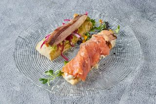 Matrimonio de Tostas de sardina ahumada y salmón marinado