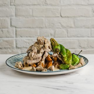 Solomillo De Cerdo con salsa de champiñones + guarnicion