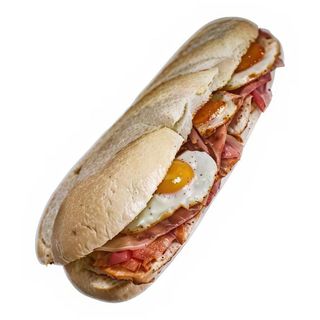 (12)BOCADILLO DE LOMO ,QUESO,JAMON SERRANO Y PIMIENTO VERDE