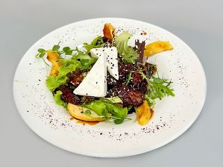 Салат з курячою печінкою та карам яблуком (300г)