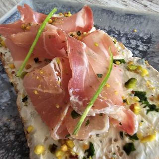  Bruschetta Con Jamon serano, queso crema y pistachos picados