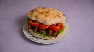 10 ćevapa + 2 lepinje + 300g pomfrita + 2x Coca-Cola