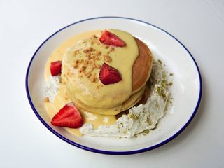 Панкейки з горіховим кремом та персиковим англес (305г)