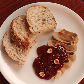 Хліб з пате а ля фуа-гра та вишневим джемом