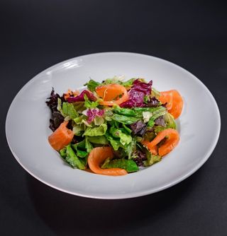 Ensalada Verde Con Salmón Marinado