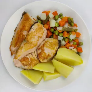 Salmón a la plancha con Menestra de Verduras y patatas