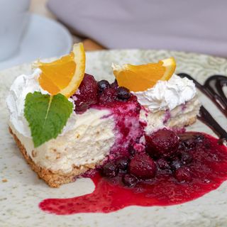 Cheesecake facut in casa cu sos de fructe de padure