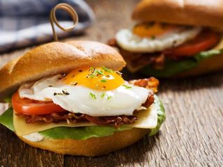 Topli sendvič- slanina + 1 jaje