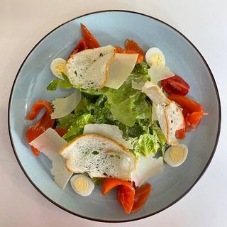 Салат Цезар з лососем слабої солі 