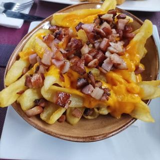 Patatas Con Queso Y Beicon Fundido