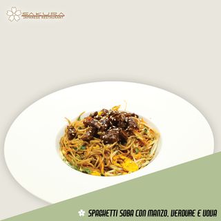 92. Spaghetti soba con manzo, verdure e uova