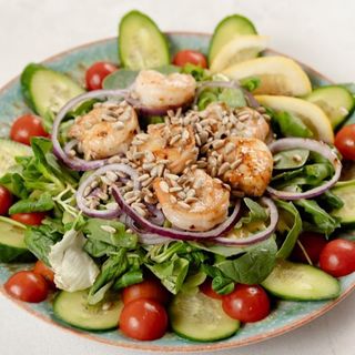 SAŁATKA Z KREWETKAMI TYGRYSIMI