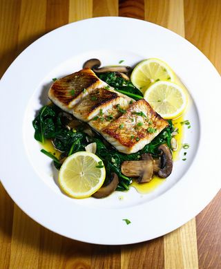 File de doradă cu sautee de spanac şi ciuperci