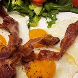 3 x jajko sadzone, sałatka, bułka + masło 